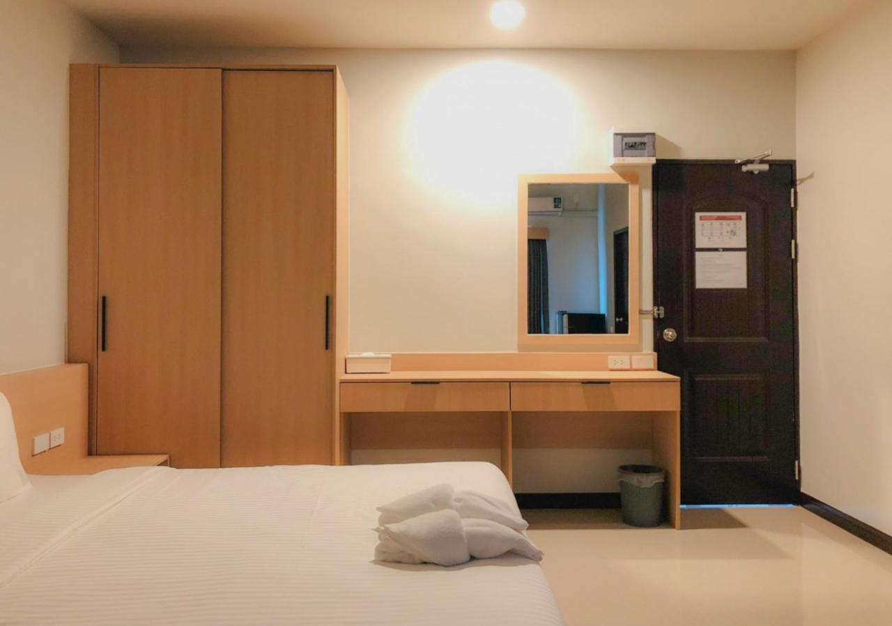At Apartment Хатъяй Экстерьер фото