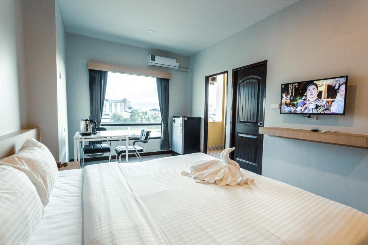 At Apartment Хатъяй Экстерьер фото